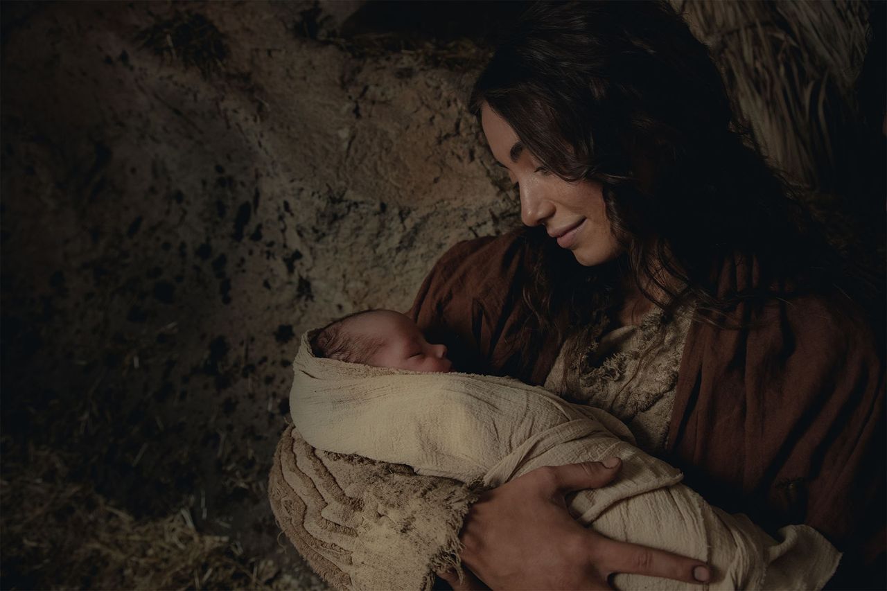 Maria hält das Jesuskind im Arm