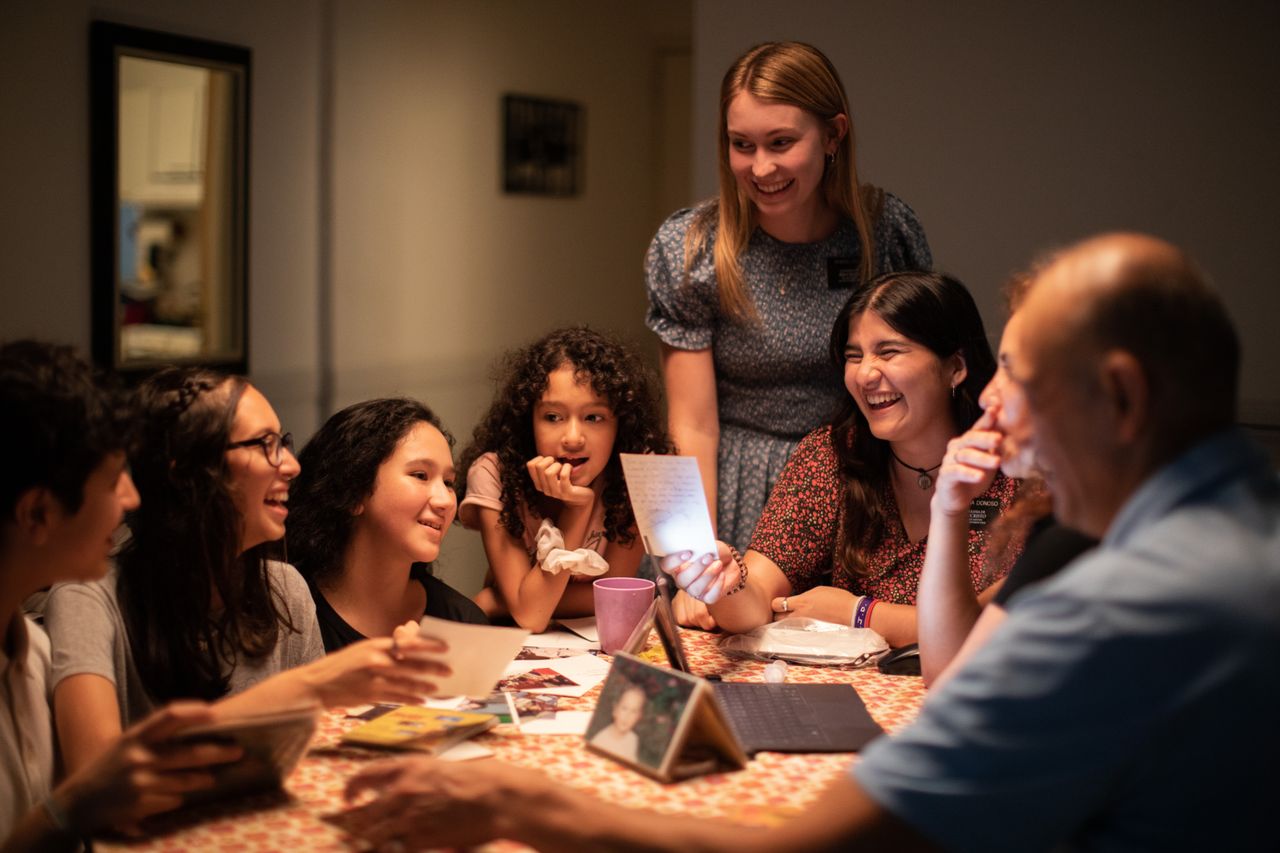 Missionare sprechen mit einer Familie in deren Zuhause