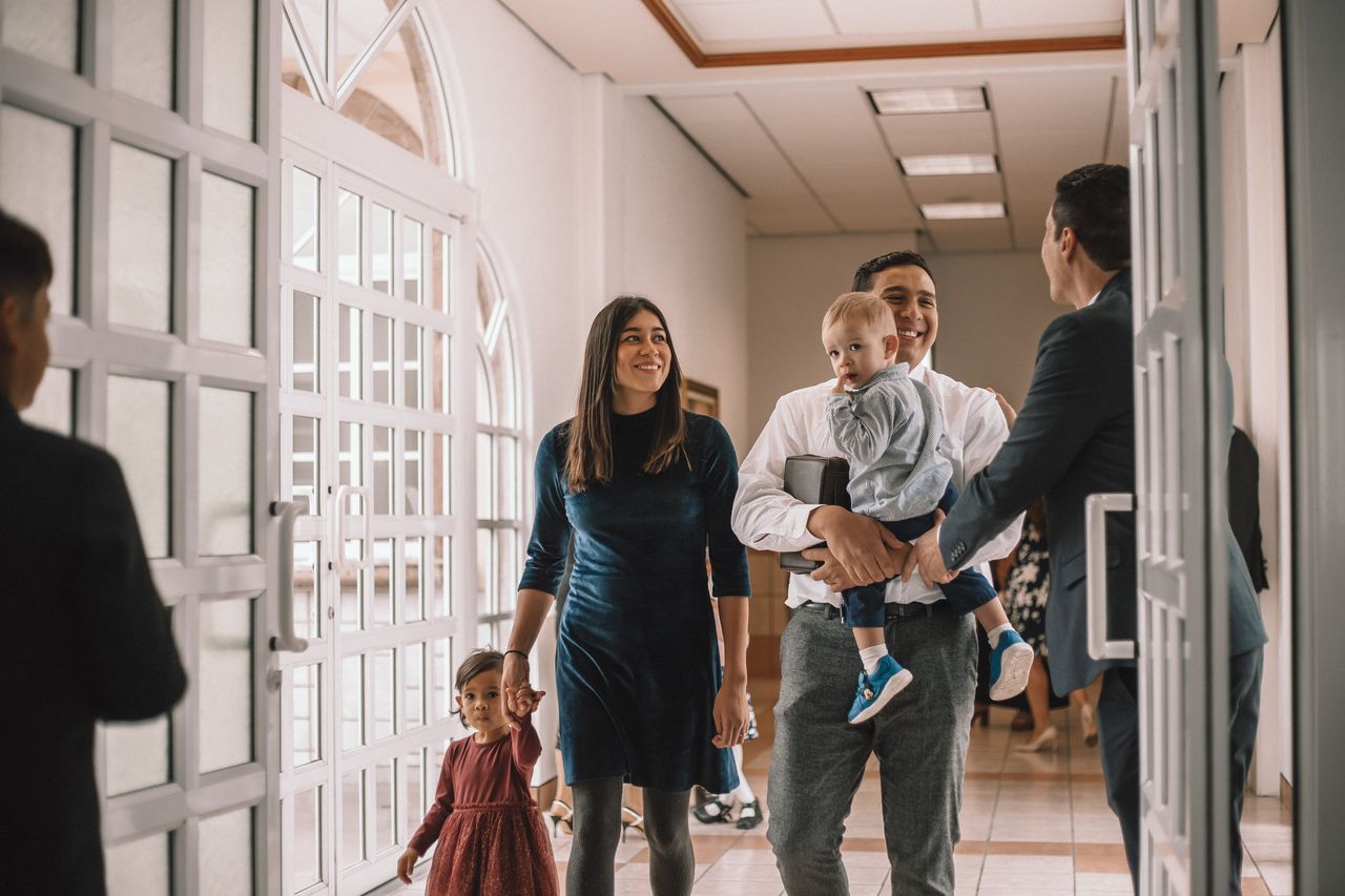 Eine junge Familie geht in eine Kirche, um mehr über das Evangelium Jesu Christi zu erfahren